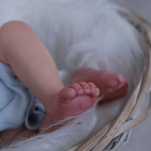 Muñeca <span class=keywords><strong>Reborn</strong></span> de Silicona Suave de 49 cm, Cuerpo de Tela, Realista al Tacto, <span class=keywords><strong>con</strong></span> Cabello, para Niñas, Juguetes para Niños - Product Image 4