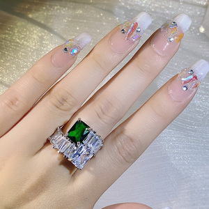 Joyería Fina KYRA01598, Anillo Ajustable para Mujer con Circonita Verde Brillante Geométrica y Cristal, Joyería de Fiesta - Product Image 2