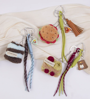 Breloques de sac en peluche hiver : Gâteau aux cerises, Hamburger créatif, Gâteau au chocolat aux myrtilles – Accessoires de sac pour elle