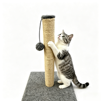Arbre à chat avec poteau en sisal haut, base en tapis gris, boule suspendue en peluche, structure stable et zone de grattage verticale