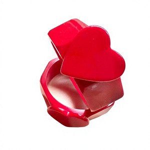 Nouveauté 2026 : Bracelets de luxe en résine rouge en forme de cœur, romantiques, fantaisie, en acrylique, faits à la main, bijoux uniques pour femme, idéaux pour les fêtes et les cadeaux. - Product Image 3
