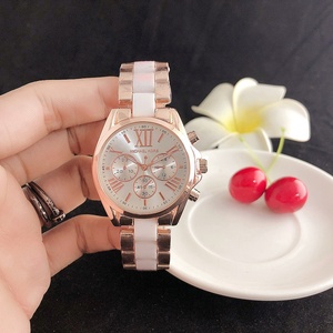 Montre pour femme en gros, forme Genève, nouveau mouvement à quartz, design ballon bleu, commerce extérieur - Product Image 2