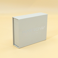 Revêtement UV de boîtes de papier de cadeau de carton rigide écologique de forme de livre adaptent l'emballage aux besoins du client de boîte de fermeture magnétique avec la mousse