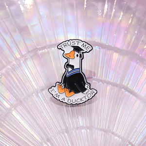 Vertrauen Sie mir, ich bin ein Hund Ducktor Emaille Pins Kreative Cartoon Tier Doktor Broschen Kleidung Revers Abzeichen Zubehör Schmuck Geschenk - Product Image 4