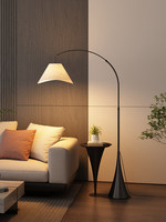 Lampadaire de style vintage avec lampe de pêche à poser près du canapé du salon, combiné à une table basse et une table de chevet