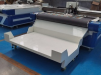 Cortador CNC de cuero, PVC y juntas: Plotter de cuchilla oscilante digital de alta precisión con mesa de adsorción al vacío