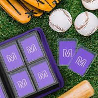 Classeur de cartes à collectionner personnalisé 160 emplacements 4 poches en cuir PU avec fermeture éclair pour cartes de sport et de jeu protégées et enregistrées sous pochettes rigides