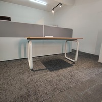 Bureau d'ordinateur moderne pour une personne, style exécutif, plateau en bois grainé, forme en U, pieds en métal blanc, ergonomique, respectueux de l'environnement