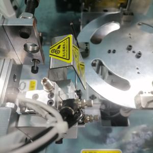 Offre Spéciale Adblue Urea Solution Car <span class=keywords><strong>Recharge</strong></span> Tube Assembly Machine DEF Fluid Packing Machine avec moteur et composants de base PLC - Product Image 5