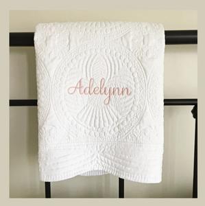 Vente chaude monogramme festonné matelassé bébé berceau couverture personnalisée 100% coton héritage bébé couette bébé couverture - Product Image 4