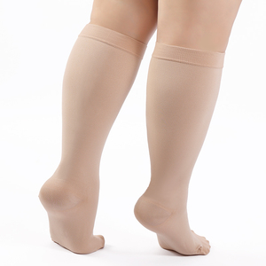 Calcetines de Compresión Graduados Negros Personalizados de 20-30 mmHg, Talla Grande, Hasta la Rodilla, para Várices - Product Image 3