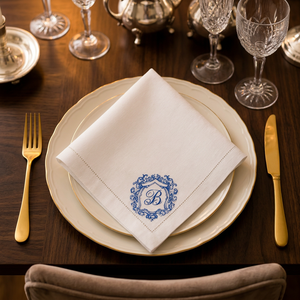 Serviette en lin de qualité supérieure avec broderie monogramme |   Serviette de table en lin blanc avec élégant motif bleu et initiales. Table de luxe - Product Image 2