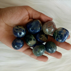 Pierre de Sodalite polie, cristal naturel de guérison, Reiki, chakra, méditation, guérison énergétique et décoration pour la maison et le jardin - Product Image 1
