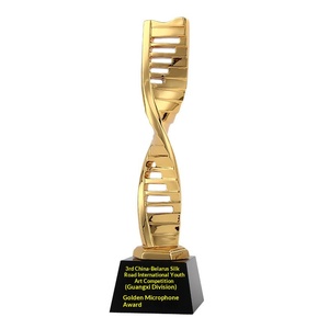 Trofeo Musical de Cristal Personalizado para Competencia de Canto con Diseño de Micrófono Dorado, Premios de Competencia Musical Gratuitos - Product Image 5