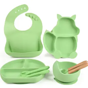 婴儿餐具套装幼儿食品喂料盘吸硅碗围嘴硅胶零食吸管杯木勺和叉子