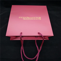 Sac cadeau en papier plat personnalisé avec logo et taille OEM, avec lamination brillante et poignée - Emballage réutilisable pour vêtements en gros