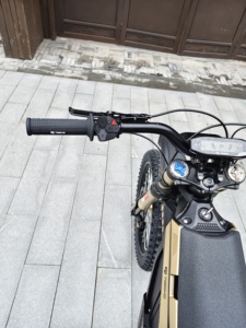 Motocicleta Ligera de 79 Pulgadas para Terreno Difícil, 10kW 72V40Ah, Diseño de Carrocería Ligera, Alta Flexibilidad, Motor de 7 Velocidades con Cambio Suave - Product Image 3