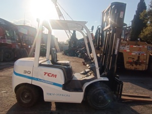 Chariot élévateur diesel d'occasion fiable de 3 tonnes TCM FD30T4 avec une longueur de fourche de 1200 mm et une largeur de fourche de 125 mm - Product Image 3