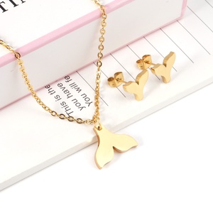 Set di Gioielli di Alta Qualità in Acciaio Inossidabile Placcato Oro 18K con Ciondolo a Coda di Pesce, Collana e Orecchini per Donna - Product Image 3