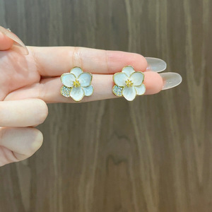 Pendientes de Aleación de Zinc con Diseño de Flor Esmaltada Vintage de Alta Gama para Mujer QX, con Circones, Diseño Moderno, Venta al por Mayor para Fiestas - Product Image 4