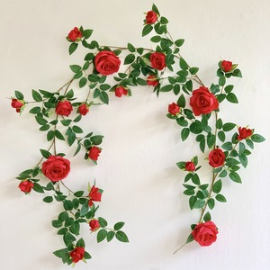 Guirlandes de roses artificielles Qingyu Chronicle, verdure décorative rouge pour plafonds, tuyaux de climatisation, murs de cour - Product Image 1