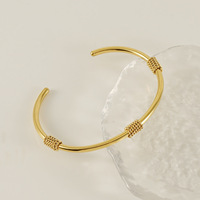 Bracelet jonc ouvert fin en acier inoxydable 304 plaqué or 18 carats sous vide, 60 mm, triple tour en fil, style minimaliste pour femme