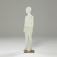 Hochwertige Jungen-Kinder-Schaufensterpuppe mit Kopf aus FRP-Material, Europäisches Original in Stehposition für Bekleidungspräsentation
