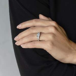 Anillo de compromiso, aniversario y cumpleaños de plata de ley clásico con tres piedras de moissanita talla Asscher - Product Image 5