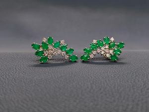 Boucles d'oreilles en or blanc 18 carats avec diamant naturel et émeraude pour femme - Cadeau de fiançailles, de mariage, d'anniversaire et de fête - Product Image 5