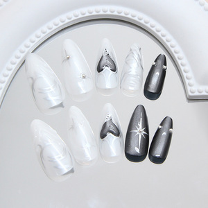 Faux ongles à presser gothiques dégradés noir et blanc, design 3D en métal avec épines, cœurs, étoiles argentées et rivets, finition brillante, forme amande, style punk, réutilisables - Product Image 4