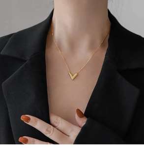 Nueva moda 18K chapado en oro de acero inoxidable clásico en forma de V colgante collar pendientes y pulsera conjunto de joyas - Product Image 6