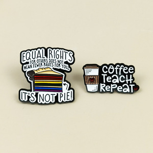 Broche Criativo em Formato de Sanduíche e Café com Citação em Inglês, Acessório Geométrico para Decoração de Roupas e Bolsas - Product Image 1