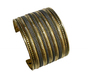 Bracelet manchette artisanal en métal plaqué or et laiton de haute qualité, bijoux de mode fabriqués en Inde par Quality Handicrafts - Product Image 2
