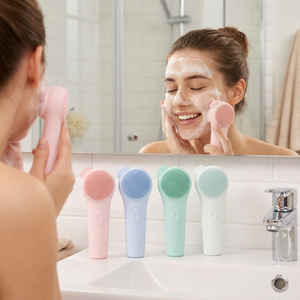 <span class=keywords><strong>Brosse</strong></span> <span class=keywords><strong>nettoyante</strong></span> faciale électrique portable en silicone étanche avec vibration pour un nettoyage en profondeur des pores et une exfoliation pour les soins de la peau - Product Image 1