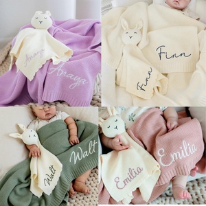 Kaiyue Individuelles Geschenkset aus 100 % Gestreifter Strickbaumwolle – Personalisiertes Babyparty-Geschenkset, 2-teilig mit Decke und Spielzeug für Neugeborene, Mädchen und Jungen - Product Image 3