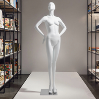 Maniquí de cuerpo completo femenino de alta gama, marca Robben, color blanco mate, en pose de pie, material de fibra de vidrio, para escaparate.