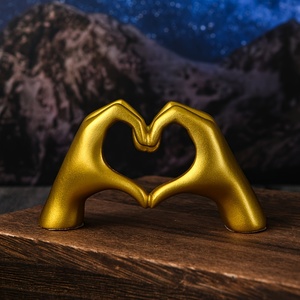 Décoration dorée, statue de main en forme de cœur pour salon et chambre, sculpture moderne de geste de main en forme de doigt d'amour pour étagère et bureau à domicile - Product Image 1