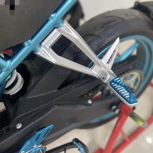 Accesorios para motocicleta <span class=keywords><strong>CFMOTO</strong></span> <span class=keywords><strong>400NK</strong></span>, 650NK, 400GT, 650GT, 650MT: Reposapiés traseros para 400 NK, 650 NK, 650 GT, 650 MT - Product Image 5