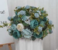 Große Rote Rosen sind mit künstlichen Blumenkugeln verziert, Hochzeitstischdekoration und Hochzeitsblumendekorationen
