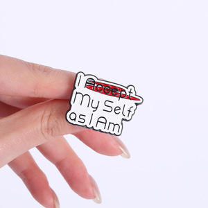 Spilla da bavero in smalto morbido con citazioni ispiratrici e divertenti: Accetta il tuo vero autore di sé, Citazioni all'ingrosso su autoaccettazione e umorismo - Product Image 3