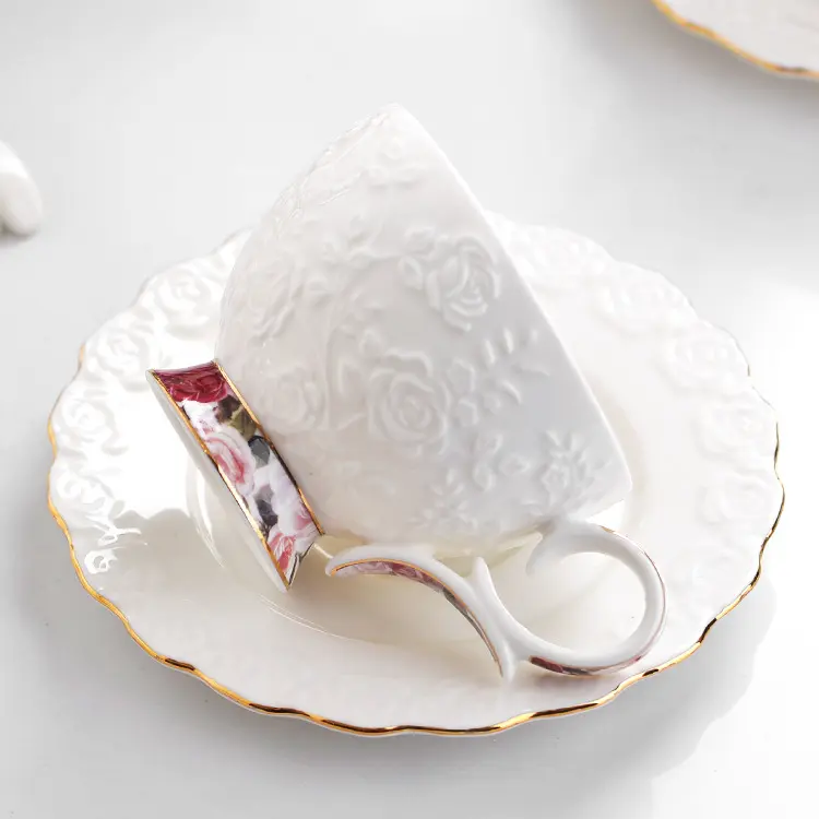 Stile europeo intagliato oro di lusso bordato bianco fatto a mano intagliato tazze da tè in ceramica e tazze da caffè in ceramica