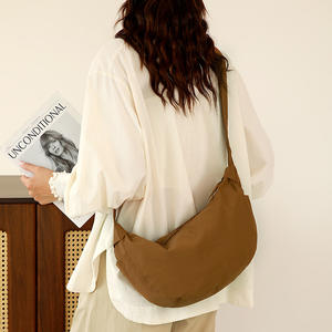 Sac bandoulière en nylon pour femme, style décontracté, forme croissant, avec fermeture éclair, pour tenues quotidiennes, Printemps 2025 - Product Image 4