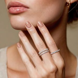 Anillo apilable de eternidad de moissanita personalizado para mujer, chapado en oro blanco de 18 quilates, engaste de bisel, banda de eternidad completa delicada, color D, VVS1 - Product Image 5