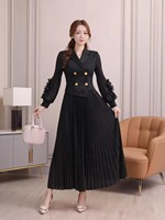 Robe plissée élégante pour femme, col tailleur noir croisé et manches longues à volants, idéale pour les tenues de bureau formelles