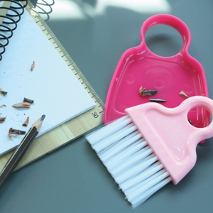 Mini-scopa magnetica e scarico comodo strumento per la pulizia della casa per le padelle - Product Image 1