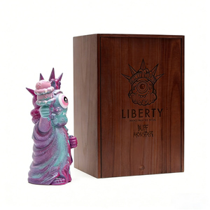 Statua della Libertà in Stile Pop Art - Scultura Decorativa in PVC Dipinta a Mano da Collezione - Product Image 1