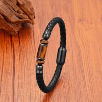 Bracelet en cuir tressé artisanal unisexe avec perles en pierre naturelle, fermoir magnétique en acier inoxydable, style minimaliste et épuré