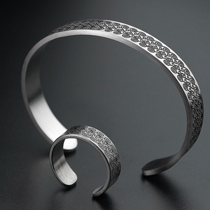 Pulsera Anillo de Acero Inoxidable Ecológica Hecha a Mano con Banda Magnética y Trenzado en Relieve del Conjunto de Joyería - Product Image 1