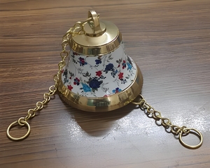 Campana Colgante de Latón Chapada en Oro Hecha a Mano con Diseño Floral, Adorno Decorativo para el Hogar y Espacios Espirituales - Product Image 2