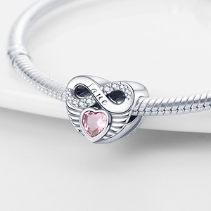 Este colgante de latón blanco en forma de corazón, con circonitas, llena de amor, es el regalo perfecto para tu pareja y familia. - Product Image 5